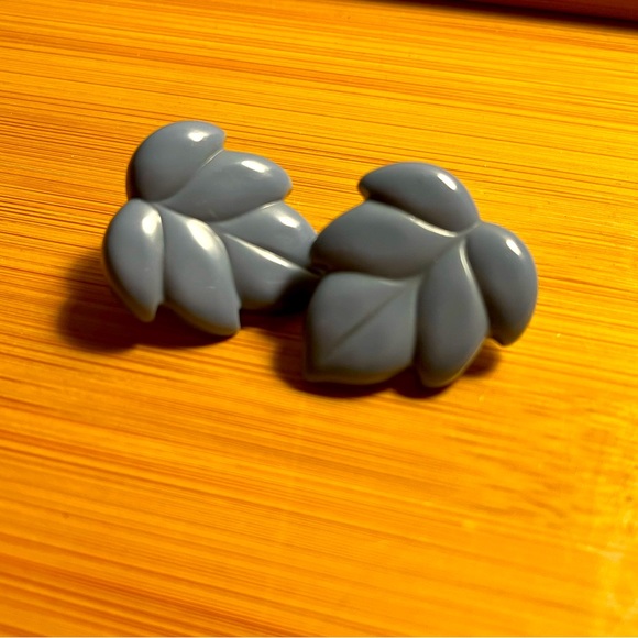Vintage Periwinkle Leaf Earrings - Picture 1 of 3